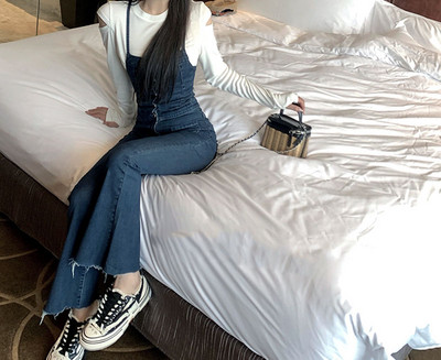 Μοντέρνα γυναικεία ολόσωμη φόρμα με τιραντάκια με κουμπιά 