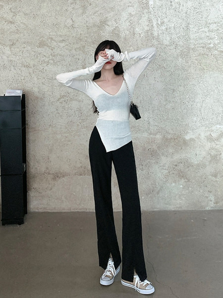 Pantaloni casual de damă cu fante în negru