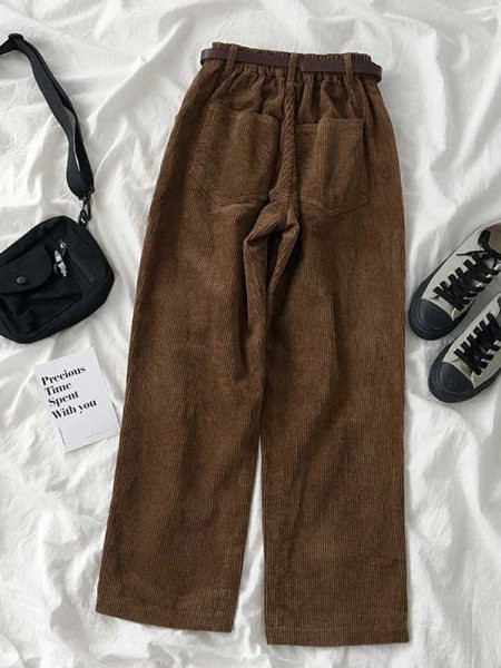 Pantaloni de dama moderni din catifea cu buzunare