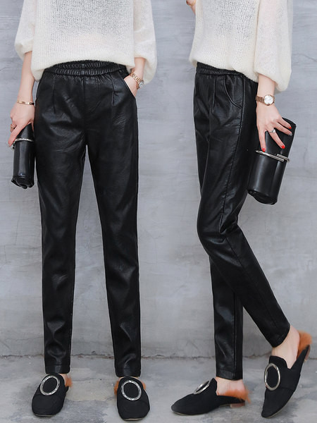 Нов модел дамски ежедневен панталон в черен цвят от еко кожа