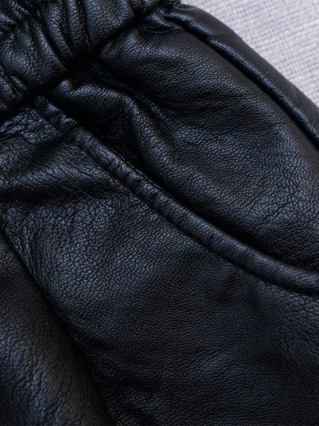 Нов модел дамски ежедневен панталон в черен цвят от еко кожа