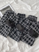 Дамски кариран панталон с ластична талия в черен цвят