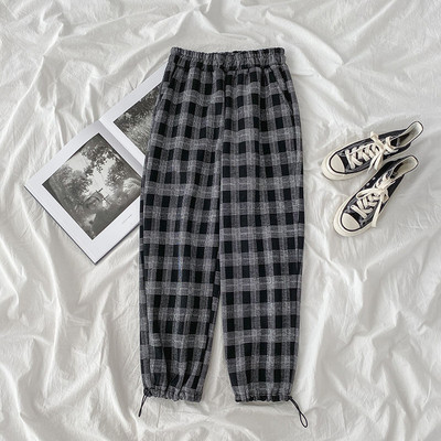 Дамски кариран панталон с ластична талия в черен цвят