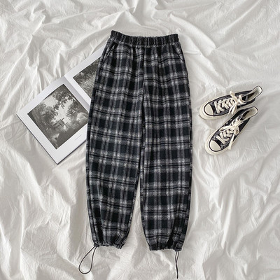 Дамски кариран панталон с ластична талия в черен цвят