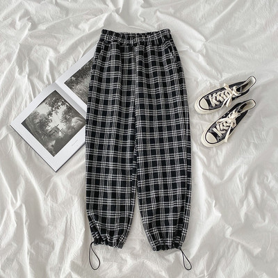 Дамски кариран панталон с ластична талия в черен цвят