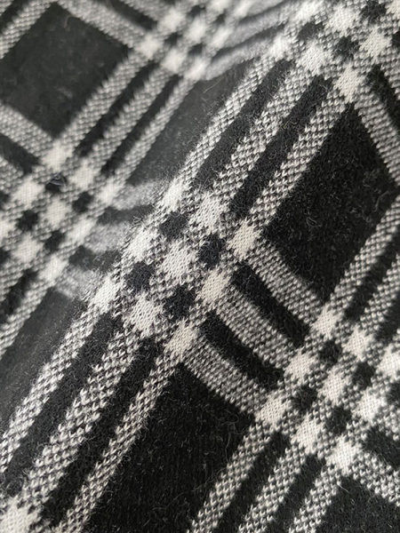 Дамски кариран панталон с ластична талия в черен цвят 