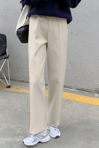 Široki model ženskih hlača s visokim strukom