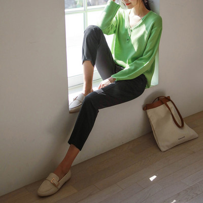 Μοντέρνο γυναικείο παντελόνι με μήκος 9/10 σε γκρι και μαύρο χρώμα