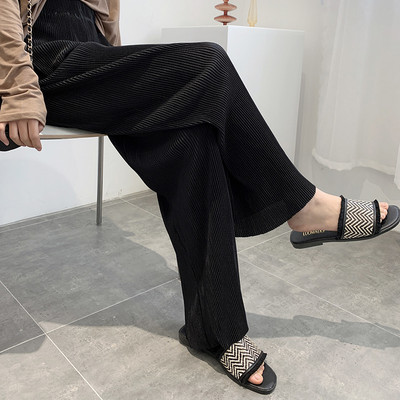 Ležerni model hlača na nabore