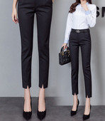 Ženske hlače s prorezima i džepovima - u crnoj boji