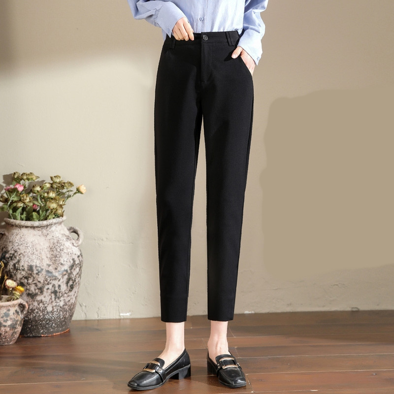 Pantaloni de damă în alb și negru cu fante