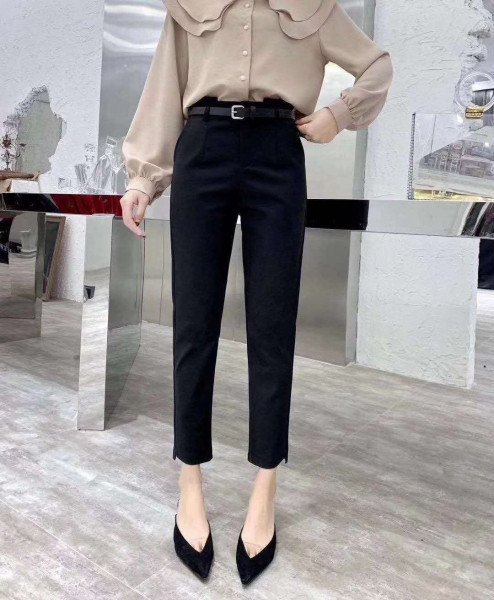 Ženske casual hlače s remenom u crnoj boji