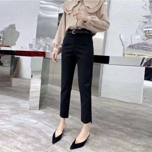 Ženske casual hlače s remenom u crnoj boji