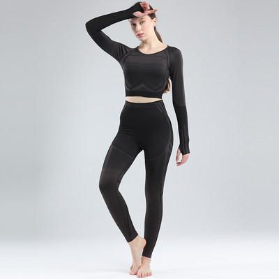 Un set de jambiere de damă de ultimă generație și o bluză scurtă cu mâneci lungi