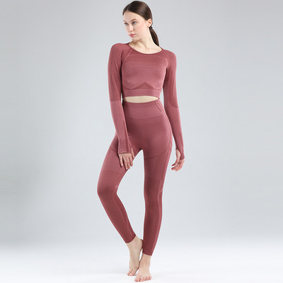 Un set de jambiere de damă de ultimă generație și o bluză scurtă cu mâneci lungi