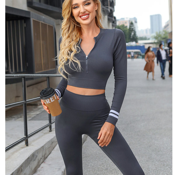 Dabartinis moteriškas sportinis trumpos palaidinės komplektas su užtrauktuku ir antblauzdžiais