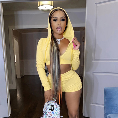 Set modern de pantaloni scurți și un hanorac scurt