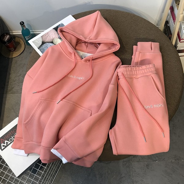 Moteriškas modernus sportinis kelnių komplektas ir palaidinė su gobtuvu