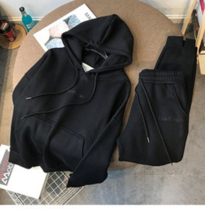 Moteriškas modernus sportinis kelnių komplektas ir palaidinė su gobtuvu