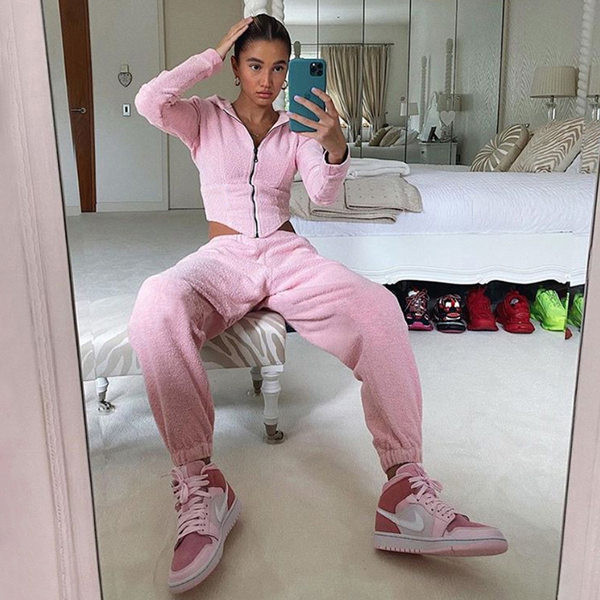 Aktualan ženski komplet sportskih hlača i trenirke