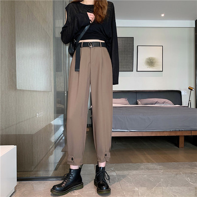 Model ženskih hlača s remenom i visokim strukom