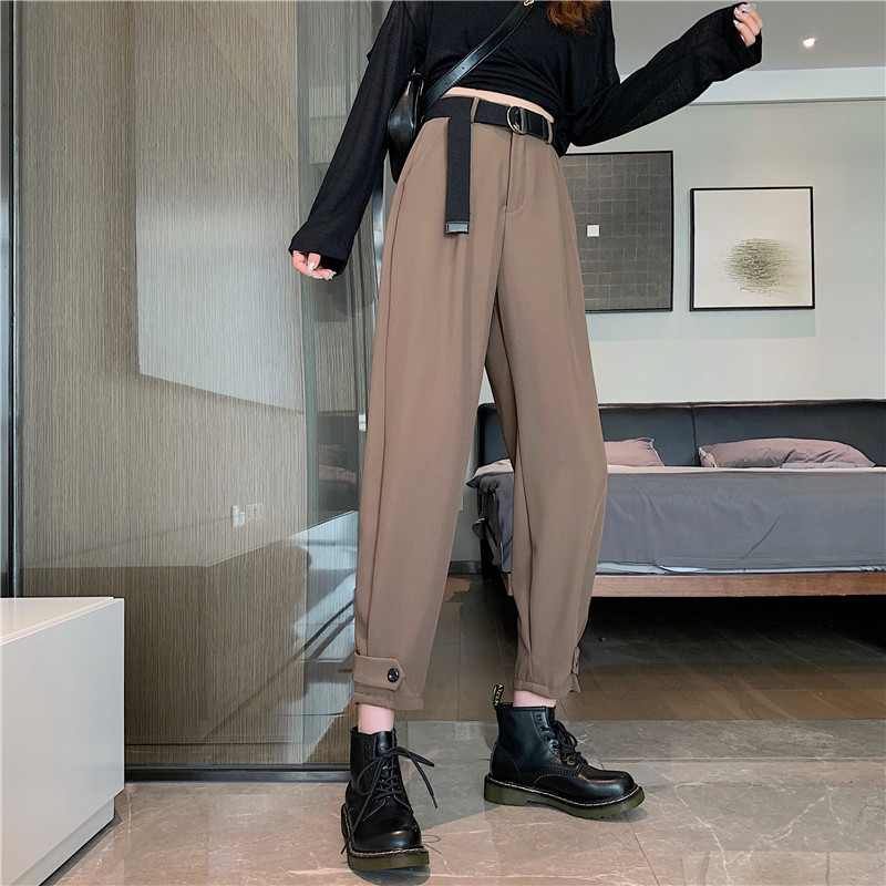 Model ženskih hlača s remenom i visokim strukom