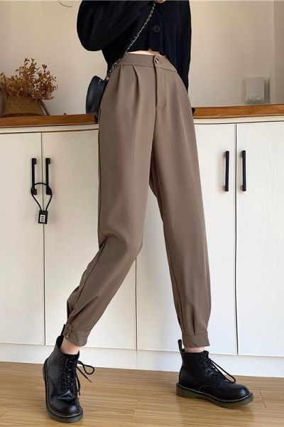 Ležerne hlače s gumbima i visokim strukom