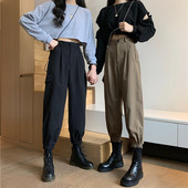 Ženske hlače s džepovima i gumbima