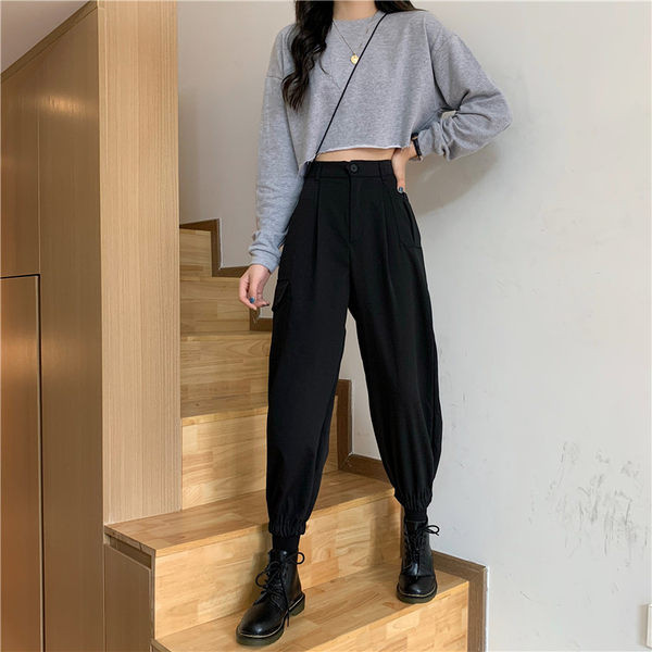 Ženske hlače s džepovima i gumbima