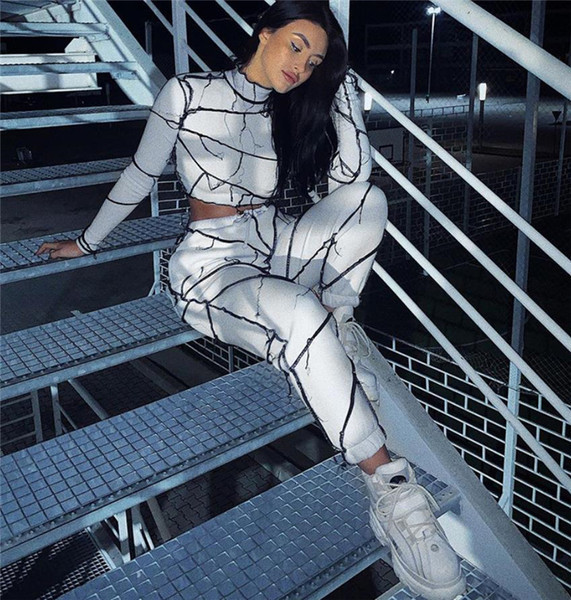 Set de damă de ultimă generație de pantaloni lungi și o bluză scurtă