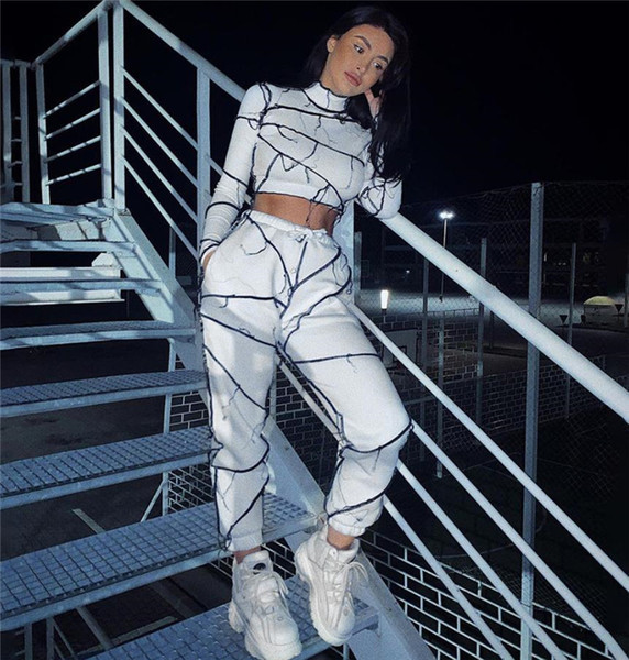 Set de damă de ultimă generație de pantaloni lungi și o bluză scurtă