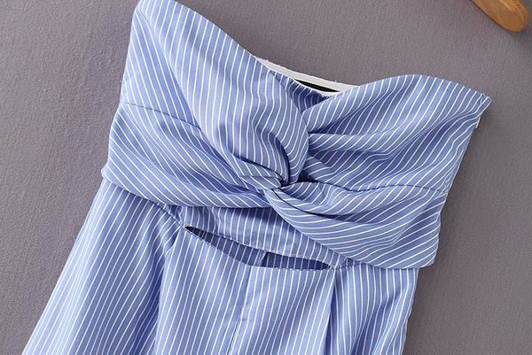 Salopetă modernă în dungi, cu decupaje