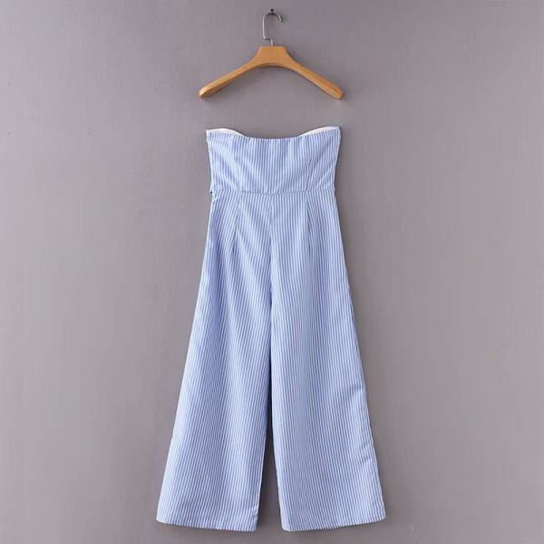 Salopetă modernă în dungi, cu decupaje