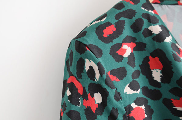 Salopetă scurtă asimetrică cu animal print