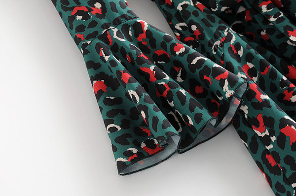 Salopetă scurtă asimetrică cu animal print