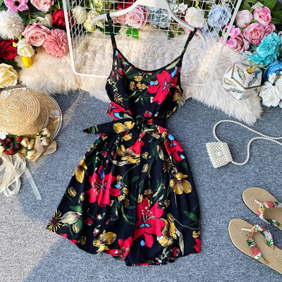 Γυναικείες κοντές φόρμες με λεπτά λουράκια και λουλουδάτο μοτίβο