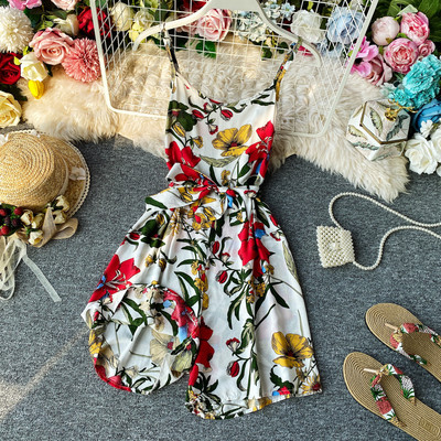 Γυναικείες κοντές φόρμες με λεπτά λουράκια και λουλουδάτο μοτίβο