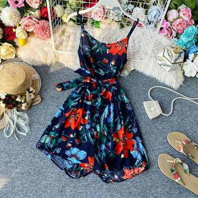 Γυναικείες κοντές φόρμες με λεπτά λουράκια και λουλουδάτο μοτίβο