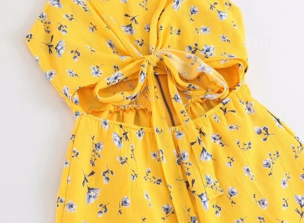 Salopeta scurta cu decupaje