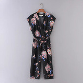 Salopetă de damă cu decolteu adanc și cravată în talie