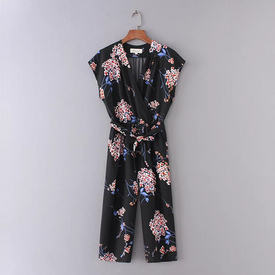 Salopetă de damă cu decolteu adanc și cravată în talie