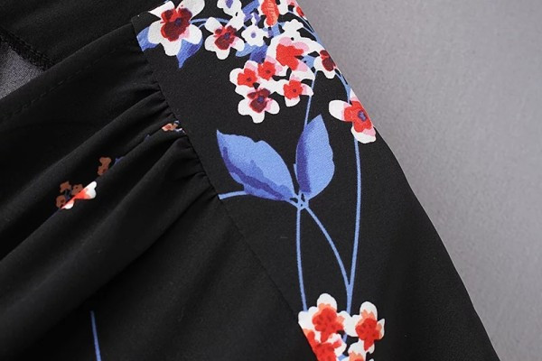 Salopetă de damă cu decolteu adanc și cravată în talie