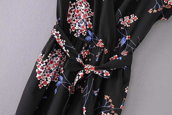 Salopetă de damă cu decolteu adanc și cravată în talie