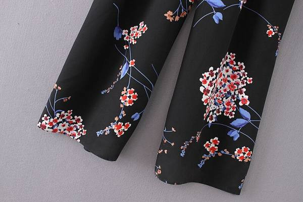 Salopetă de damă cu decolteu adanc și cravată în talie