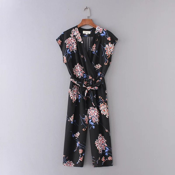 Salopetă de damă cu decolteu adanc și cravată în talie