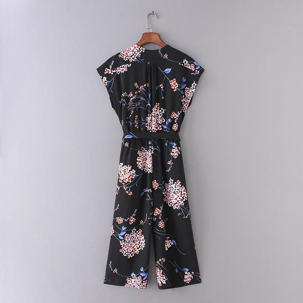 Salopetă de damă cu decolteu adanc și cravată în talie