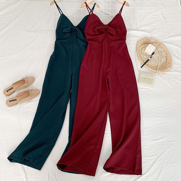 Salopetă casual de damă, cu bretele subțiri și decolteu spitz