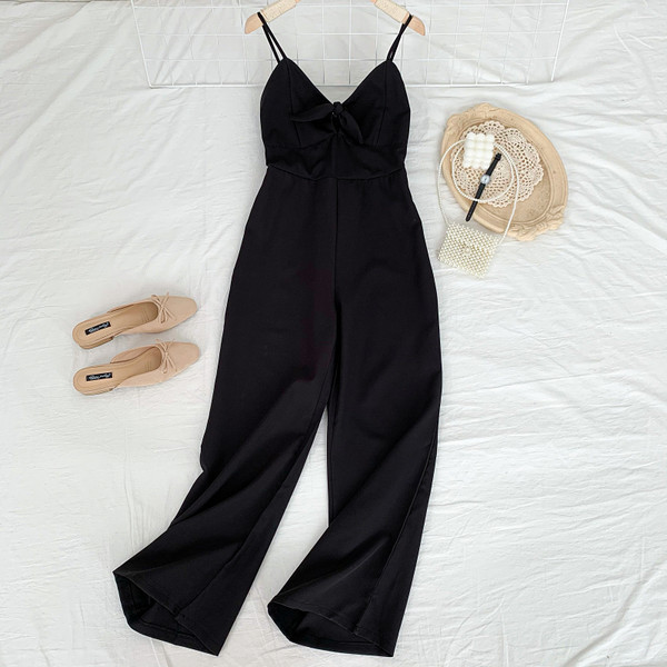 Salopetă casual de damă, cu bretele subțiri și decolteu spitz