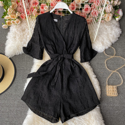 Salopetă elegantă de damă, cu decolteu spitz și mâneci scurte