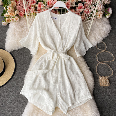 Salopetă elegantă de damă, cu decolteu spitz și mâneci scurte